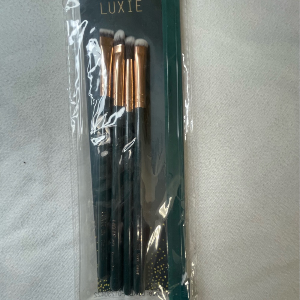 Makeup brushes and reusable swabs